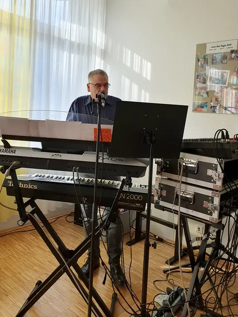 Das Foto zeigt Frank Rohde, der beim Café Dreivierteltakt stets für den guten Ton sorgt, an seinem Keyboard.
Foto: Maria Hönes
