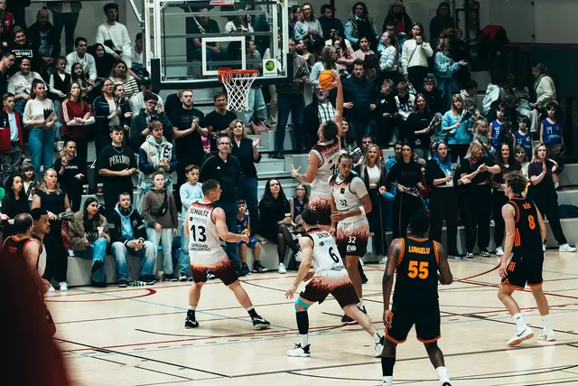 Kevin Strangmeyer mit starker Rebound-Arbeit im Spiel gegen Vechta II | Foto: Calvin Vorsmann, cnipsr