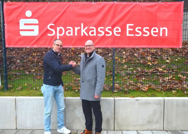 Carsten Ackermann (links), Sponsoringverantwortlicher der Hockeyabteilung des HTC Kupferdreh und Jörg Pantel von der Sparkasse (rechts) besiegeln die erfolgreiche Fortsetzung ihrer partnerschaftlichen Zusammenarbeit.  | Foto: HTC Kupferdreh