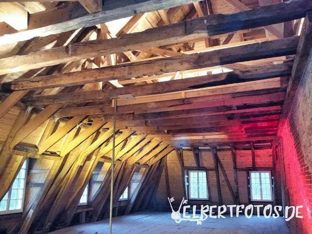 Der historische, hölzerne Dachstuhl ist verbrannt.  | Foto: Elmar Birth / Velbert in Bildern