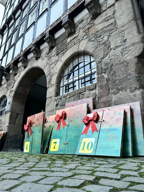 Die Türchen des Adventskalenders lagerten im Archiv. Foto: Stadt Hattingen
