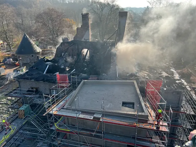Nach dem verheerenden Brand kann nicht ausgeschlossen werden, dass das Schloss Hardenberg einsturzgefährdet ist. | Foto: Feuerwehr Velbert