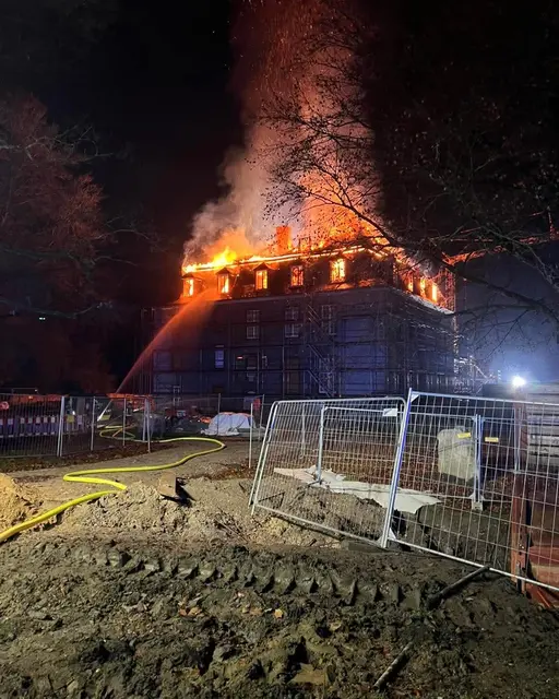 Die Feuerwehr Velbert ist im Großeinsatz: Das Schloss Hardenberg steht in Flammen.  | Foto: Feuerwehr Velbert