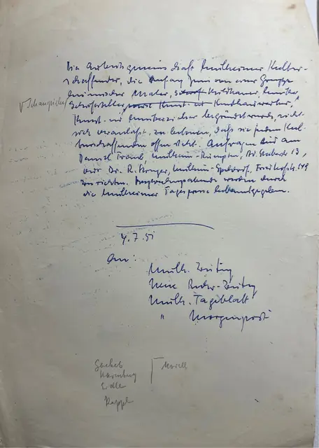 Pressemitteilung der AGMK aus dem Jahr 1951
Die Arbeitsgemeinschaft Mülheimer Kulturschaffender, die Anfang Juni (1951) von einer Gruppe heimischer Maler, Bildhauer, Musiker, Schriftsteller, Schauspieler, Kunsthandwerker, Kunst- und Musikerzieher begründet wurde, sieht sich veranlasst, zu betonen, dass sie jedem Kulturschaffenden offen steht. Anfragen sind an Daniel Traub, Mülheim-Dümpten, Adolf Stöckerstr. 13 oder Dr. R.  Strenger, Mülheim-Speldorf, Friedhofstr. 149 zu richten. Besprechungsabende werden durch die Mülheimer Tagespresse bekanntgegeben.
4.7.51

An:
Mülheimer Zeitung
Neue Ruhr-Zeitung
Mülheimer Tagesblatt
Mülheimer Morgenpost

Links unten sind Namen handschriftlich ergänzt:
Goebels
Karenburg
Erdle
Ruppl
Morell“
Hinweis der Red.  Die Adolf Stöckerstaße.wurde 1995 in Anne Frank Straße umbenannt, wegen der antisemitischen Haltung des evangelischen Theologen Adolf Stöcker.
Dr. R. Strenger war seinerzeit der Schriftführer der AG.
 | Foto: Archiv Mülheimer Kunstförderverein KKRR