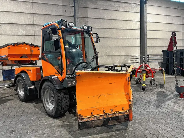 Mit dem Kleinfahrzeug werden enge Straßen und Plätze geräumt. Foto: Stadt Hattingen