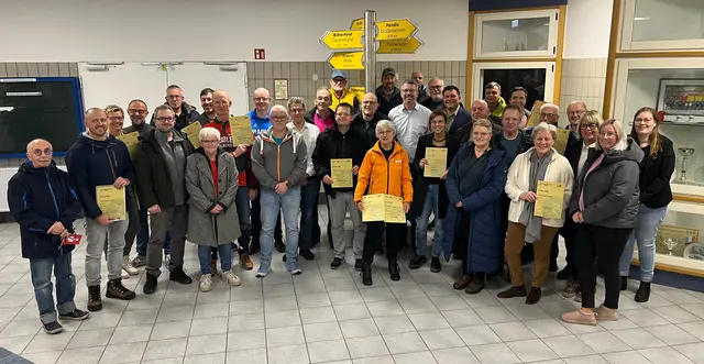 Erfolgreich geradelt und ausgezeichnet: Die Marler Teilnehmerinnen und Teilnehmer des Stadtradelns 2025 kamen jetzt zur Siegerehrung ins Stadthaus 1, wo Bürgermeister Thomas Terhorst gemeinsam mit der Technischen Dezernentin Andrea Baudek und Christian Ueckert vom Amt für Klimaschutz und Nachhaltigkeit sie begrüßte.

© Foto: Stadt Marl / Pressestelle