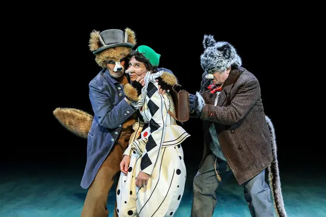 Das neue Familienstück im Grillo-Theater: "Pinocchio", Szene mit Ines Krug (Fuchs), Silvia Weiskopf (Pinocchio) und Jan Pröhl (Kater). | Foto: Birgit Hupfeld