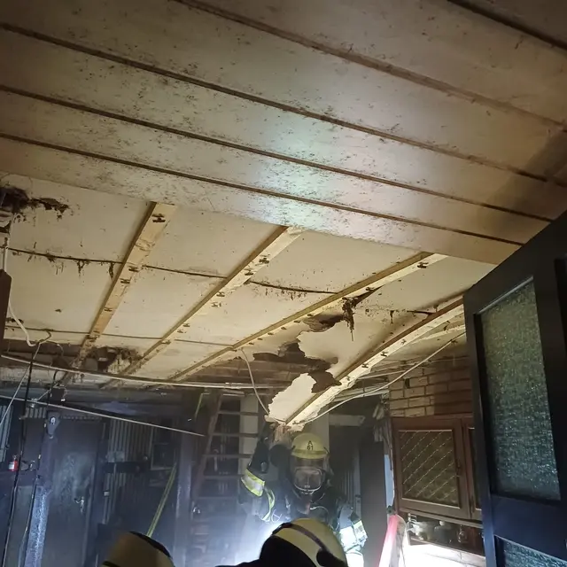 Öffnen der Decke von unten | Foto: Feuerwehr Wetter (Ruhr)