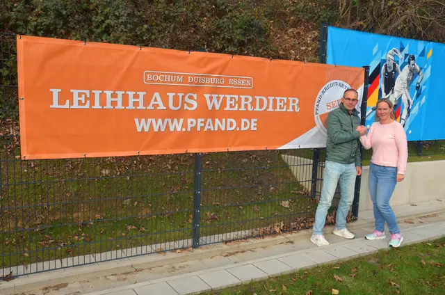 Carsten Ackermann (links) vom HTC Kupferdreh und Wiebke Feuser vom Leihhaus Werdier besiegeln per Handschlag ihre Kooperation.  | Foto: Fabian Feuser