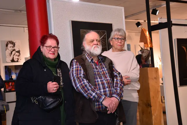 Frau van Riel, Dieter van Riel, Monika Graf lauschen dem Harfenspiel. | Foto: @ Sabine Schlücking
