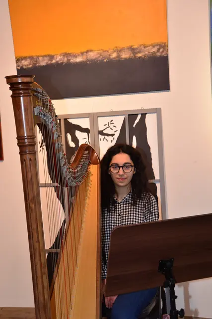 Melek Erkan und ihre Harfe. | Foto: @ Sabine Schlücking