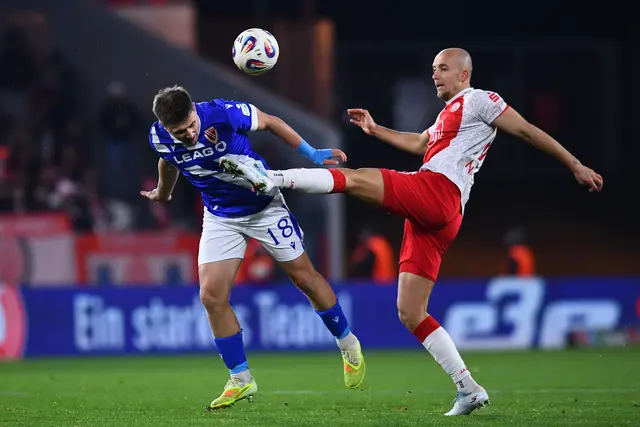 RWE-Innenverteidiger Tobias Kraulich (r.) klärt vor FCE-Angreifer Erik Engelhardt, der später das 1:3 erzielte. | Foto: Thorsten Tillmann/FFS