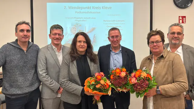 Auf dem Foto von links: Andreas Gebbink (Moderator, Redaktionsleiter NRZ Kleve), Frederik Koenen (Bildungszentrum der LVR-Klinik), Alexia Meyer, Caritasverband Kleve), Jens Albrecht, Vizechef der Pflegekammer NRW), Marlene Loth-Lohmann (Franziskus GmbH Kleve), Christian Nitsch (Clivia GmbH Kleve)