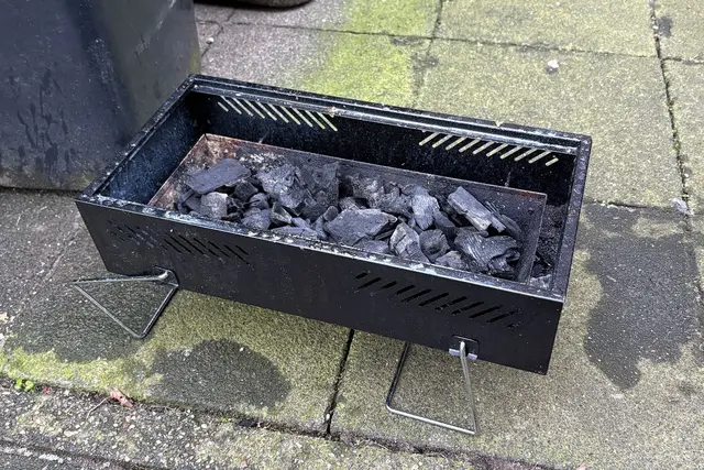 Dieser Holzkohlegrill wurde in der Wohnung betrieben ( | Foto: Torsten Matenaers)