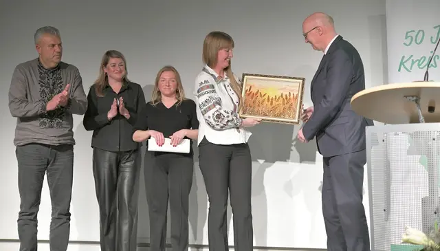 Sofiia Khodiuk, Abgeordnete des Bezirksrats Podilsk übereicht Landrat Christoph Gerwers ein Bild aus der Heimat als Erinnerung an die gemeinsame Woche im Kreis Kleve. | Foto: Kreis Kleve - Gottfried Evers