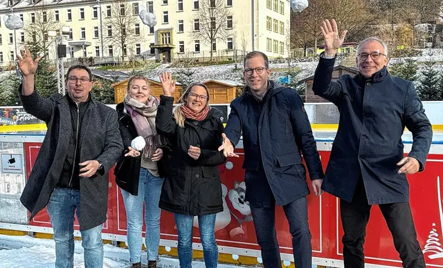 Thomas Bielawski (Geschäftsführer Sauerlandpark), Kathryn Gräve (Projektleitung WinterGarten), Gesche Rademacher (Leitung WissensWERT Natur), Christian Schweitzer (Bürgermeister der Stadt Hemer) und Dietmar Tacke (Vorstandsvorsitzender der Sparkasse Märkisches Sauerland – Hemer | Menden). Foto: Mirko Heintz