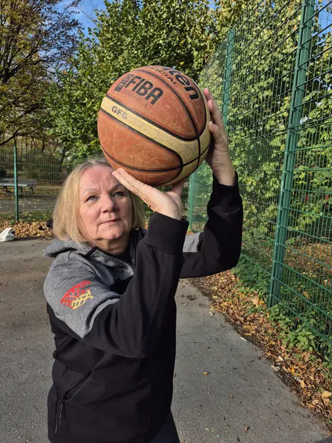 Mit 30 wollte sie aufhören. Jetzt ist sie 66 und geht immer noch auf Körbejagd: Marzena Rahm ist Teil der Ü65-Frauennationalmannschaft im Basketball. 2026 tritt sie noch einmal bei der Europameisterschaft in Athen an. Uns hat sie ihre Medaillen aus fünf Jahrzehnten gezeigt.  | Foto: Dabitsch