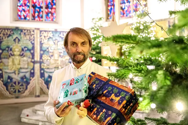 Pater Tobias und das Mülheimer Cryo Performance Center organisieren eine Wichtel-Aktion für Kinder in Not. Foto: Projekt LebensWert