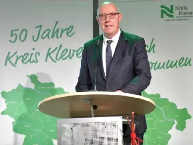 Landrat Christoph Gerwers begrüßte gut 220 Gäste im Berufskolleg Kleve des Kreises Kleve.  | Foto: Kreis Kleve – Gottfried Evers