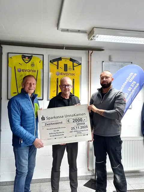 Auf dem Bild von links: Dieter Rebbert, Stefan Liebscher (ABT Unna, Seniorchef) und Leroy Liebscher (ABT Unna, Juniorchef). Bildquelle: Monika Rebbert