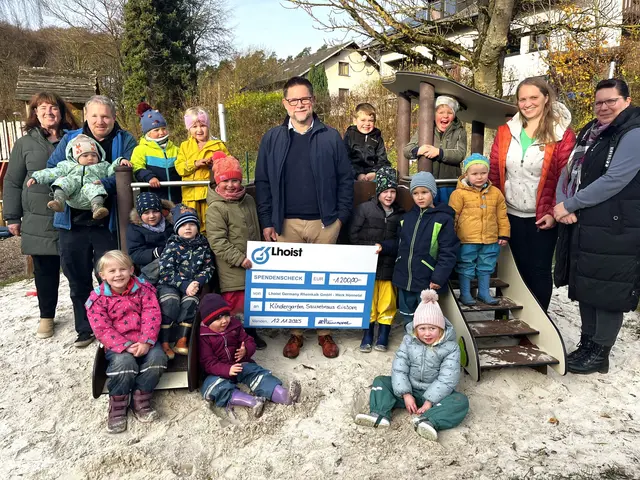 Matthias Hannappel, Werksleiter des Lhoist-Kalkwerks Hönnetal, übergibt den Spendenscheck an die Kinder des Kindergartens Sausebraus in Eisborn und ihre Erzieherinnen. Foto: Mario Burda