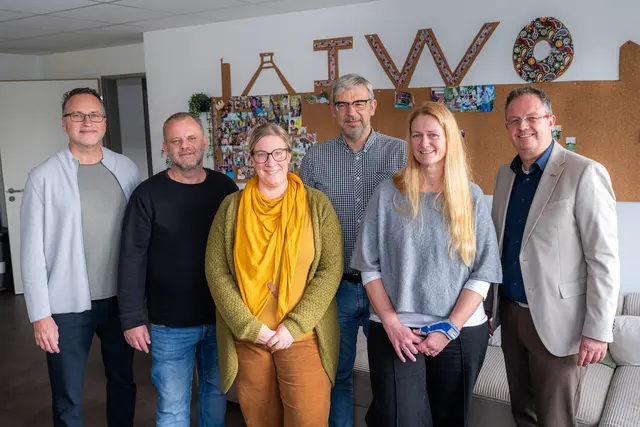 (v.l.n.r.): Vonovia Regionalleiter Ralf Feuersenger gemeinsam mit dem IWo Team der Caritas-SkF-Essen: Ulrich Hütte, Mitarbeiter im Gruppendienst, Teamleiterin Pamela Wallner, Fachbereichsleiter Dirk Langheinrich, Abteilungsleiterin Ina Heiermeier und Geschäftsführer Andreas Bierod.  | Foto: Vonovia / Bierwald
