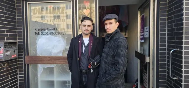 Am Vormittag, 23. November 2025, kam es zu einem Angriff auf das Essener Parteibüro der Partei Die Linke in der Severinstraße 1, dem „Heinz Renner Haus“. Gegen kurz nach 10 Uhr warfen bislang unbekannte Täter:innen einen Backstein durch die Scheibe der Eingangstür.  | Foto: Die Linke