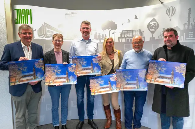 Die Lions-Mitglieder (v. l.) Dr. Klaus-Peter Riesener, Dr. Elke Töllner, Elke Fleckhaus, Karl-Heinz- Dargel und Alexander Koob stellten den neuen Adventskalender nun auch Bürgermeister Thomas Terhorst (3. v. l.) vor.

© Foto: Stadt Marl / Pressestelle