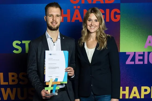 Niklas Schatschneider und Katrin Bongertmann, Ausbildungsleiterin der Hochschule Rhein-Waal  | Foto: HSRW