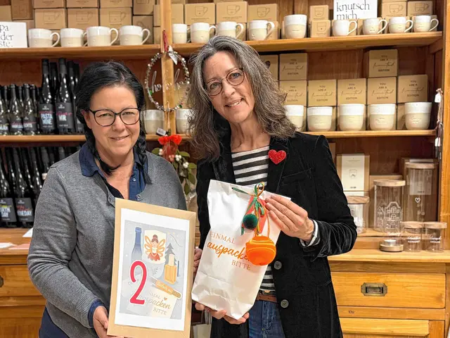 Xenia Kehnen (l.) und Michaela Schmoll (r.) von Madame Klunterbunt bringen "ein Stück Menden unter'n Weihnachtsbaum. Foto: mendenverliebt