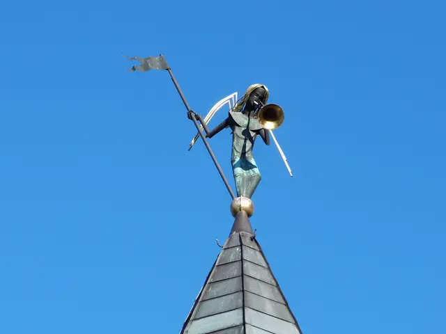 Trompetenengel auf einer Turmspitze der Marienbasilika in Kevelaer. | Foto: Siegmund Walter, 21.11.2025
