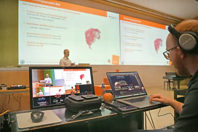 Dominik Fromme erklärte bei der „Nacht der Biosignale“ die Herausforderungen beim Vermessen einer Herz-Aortenklappe und wie KI hier unterstützen kann. Die Vorträge in Dortmund wurden auch live im Netz gestreamt. | Foto: FH Dortmund / Benedikt Reichel