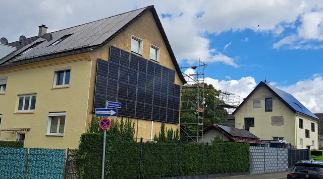 Der Honnerskamp in Altenssen - Nord: eine ruhige Wohnstrasse mit vielen äußerst solarenergiefreundlichen Hausbesitzer*innen. Umweltfreundliche Energieerzeugung ist offenbar bei vielen Bürger*innen ein ansteckender , wie sparsamer Fortschritt. | Foto: Walter Wandtke