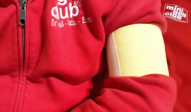 Beim Minigolf sind Schiedsrichter an einer gelben Armbinde zu erkennen.