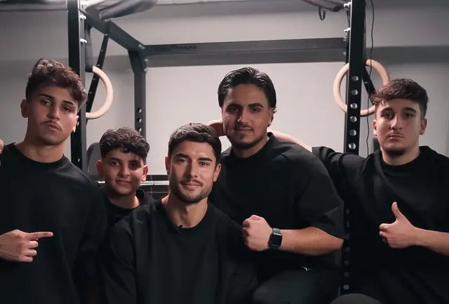 Die Leibniz-Gesamtschule ist mit jährlich sehr hohen Anmeldezahlen eine der gefragtesten Schulen Duisburgs. Viele Familien arbeiten mit großem Einsatz daran, ihren Kindern möglichst viele Chancen zu eröffnen. Doch nicht alle können externe Sportangebote nutzen – oft aus zeitlichen, organisatorischen oder finanziellen Gründen. Der Calisthenics-Park bietet ein modernes Bewegungsangebot für alle – direkt auf dem Schulhof und vollkommen kostenfrei. | Foto: Oxana Riesner