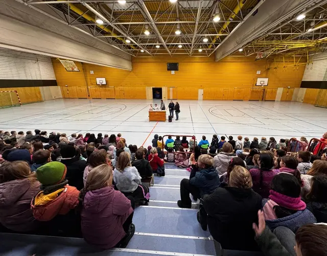 In der vollbesetzten Turnhalle wurde die Spende übergeben. Die Schüler nutzen die Übergabe für ein gemeinsames Singen und stellten den Verantwortlichen vom Verein „Gemeinsam gegen Kälte“ Fragen. | Foto: GGS Habichtstraße