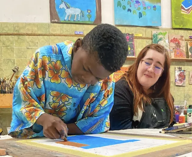 Unsere Praktikantin,- die angehende Lehrerin Claire Lahaye mit Tami in der Kleinen Kunstschule ZKE