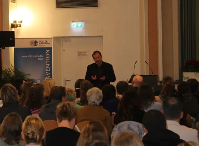 Kreis Kleve, Bedburg-Hau, 1. Fachtag "Wege aus der (Schul-)Gewalt", Dr. Nikolaus Barth, Leiter der Kinder- und Jugendpsychiatrie, -psychotherapie und -psychosomatik (KJPPP), beim Vortrag | Foto: Kreispolizeibehörde Kleve