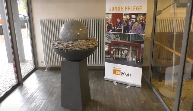 Moderator Christoph Tiegel begrüßt in der neuesten Podcast-Ausgabe Sandra Postel, die Präsidentin der Pflegekammer Nordrhein-Westfalen | Foto: Rüdiger Beck