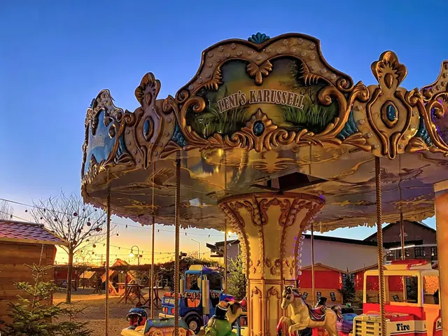 Das Karussel auf dem Weihnachtsmarkt ist aufgebaut. | Foto: c Margot Klütsch
