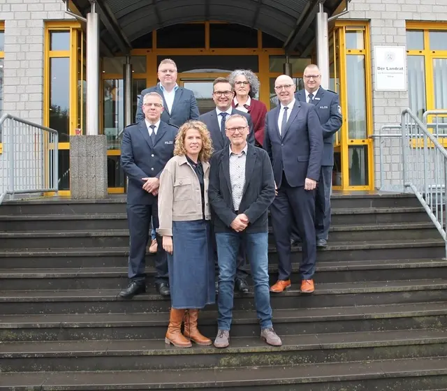 Kleve, Polizei, Verabschiedung Thomas Jäger, mit Ehefrau Judith Jäger, Landrat Christoph Gerwers, Bürgermeister Stadt Geldern Sven Kaiser, Abteilungsleiter Polizei Uwe Lottmann, Vertreter Direktionsleiter Gefahrenabwehr/Einsatz Werner Moors, Personalratsvorsitzender Michael van Zoggel, Gleichstellungsbeauftragte Birgit Preuß | Foto: Kreispolizeibehörde Kleve