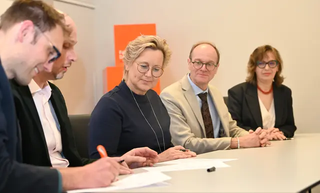 Unterzeichnung des Memorandum of Understanding (von links): Prof. Dr. Stephan Weyers, Prof. Dr. Vincent Marciniak, Prof. Dr. Tamara Appel (alle FH Dortmund) und Prof. Laurent Lahoche sowie Ass.-Prof. Anne-Sophie De Franceschi von der UPJV Amiens. | Foto: FH Dortmund / Benedikt Reichel
