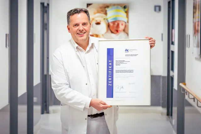 Freut sich über die Auszeichnung als „Zertifizierter Behandlungspfad – Schwerpunkt Beckenboden“: Prof. Dr. Sven Schiermeier, Direktor des Zentrum für Frauenheilkunde und Geburtshilfe der St. Elisabeth Gruppe und Chefarzt der Frauenklinik und Geburtshilfe des Marien Hospital Witten. | Foto: St. Elisabeth Gruppe