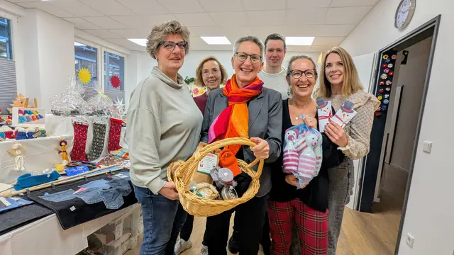 Besuchten gemeinsam den Adventsbasar der Menschenstadt Essen: Heike Franz aus dem Jugendreferat des Kirchenkreises Essen, Iris Schumann vom Bastelkreis, Superintendentin Marion Greve, Menschenstadt-Verwaltungsleiter Fabian Gerstner, MAV-Vorsitzende Birgit Ruoff und Nicole Krumm, Sachbearbeiterin im Evangelischen Verwaltungsamt Essen (v.li.n.re.). | Foto: Kirchenkreis Essen/Stefan Koppelmann