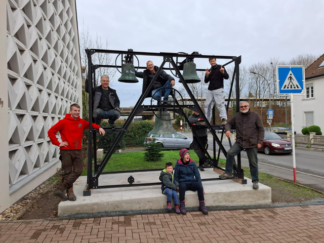 Die fleißigen Helfenden sitzen und stehen auf oder an ihrem Werk. | Foto: Geßmann