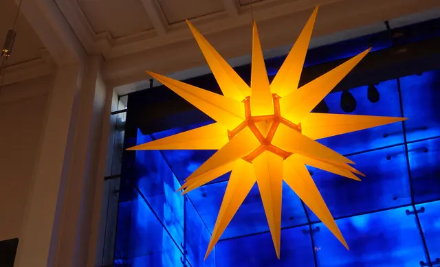 Auch in diesem Jahr begrüßt ein großer Weihnachtsstern die Besucherinnen und Besucher der Essener Marktkirche. | Foto: Kirchenkreis Essen/Stefan Koppelmann