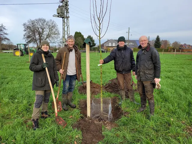 Bilder Schepers Große Baumpflanzaktion - Fast 200 Bäume gesetzt /   V.l.n.r/ Sabine van Nahmen, Ludger Brinks / Jonas / Peter van Nahmen. 