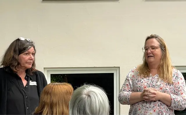 Martina Krall (li.) und Dr. Hanna Hinrichs vom Kulturbüro der Stadt Mülheim beim Treffen im Kulturcentrum ccino in Mülheime Raadt | Foto: KKRR