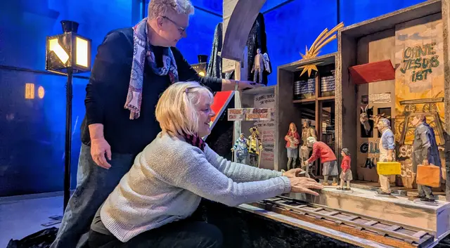 In der Marktkirche legen Martina Hoff (hinten) und Sabine Grewe letzte Hand an die "Bahnhofskrippe im Ruhrgebiet". | Foto: Kirchenkreis Essen/Stefan Koppelmann