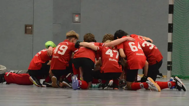 Die U16 des HTC schwört sich gemeinsame auf das bevorstehende Spiel gegen den HC Essen ein.  | Foto: Carsten Ackermann 